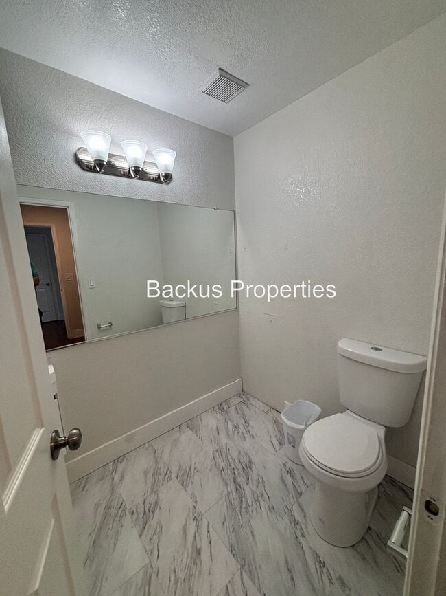 Building Photo - Updated three-bedroom unit in North Salinas