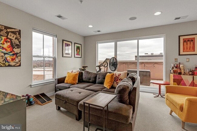 Building Photo - 4560 Longfellow St