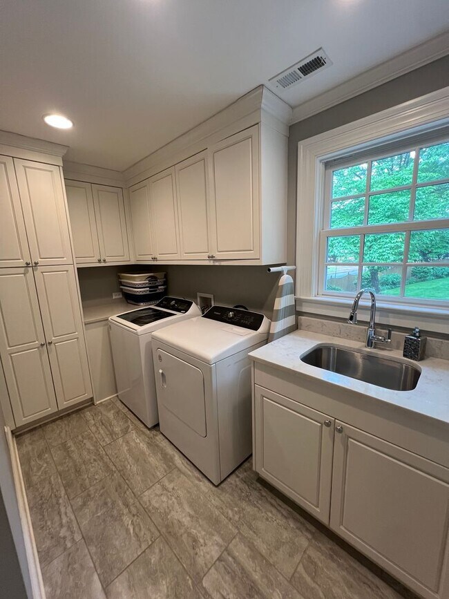 Building Photo - Gorgous 4 Bed 3.3 Bath house in the Sedgef...