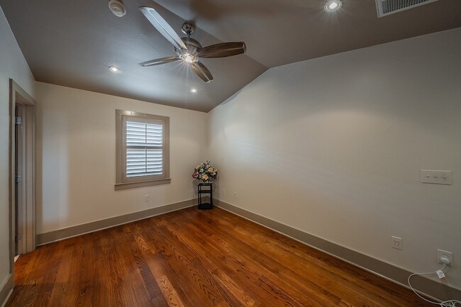 Building Photo - 6350 Oriole Dr