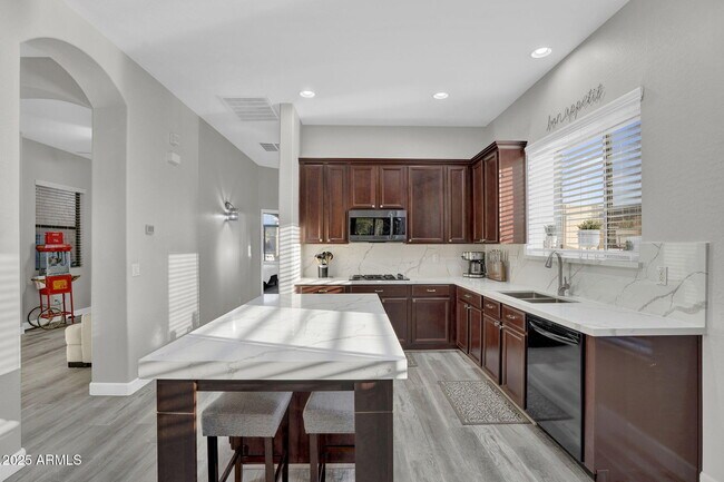 Building Photo - 10226 E Lakeview Ave