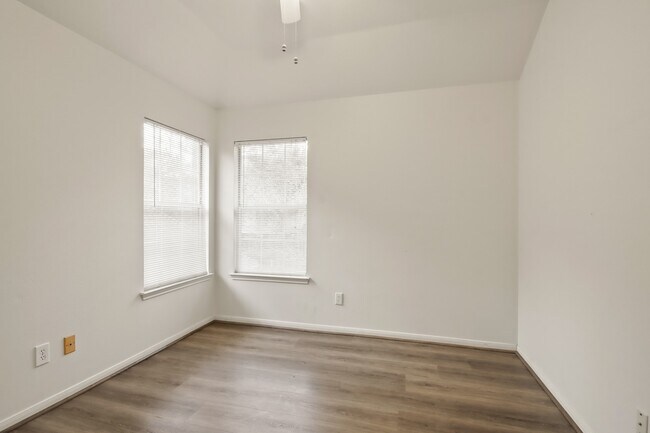 Building Photo - 111 S Dreamweaver Cir