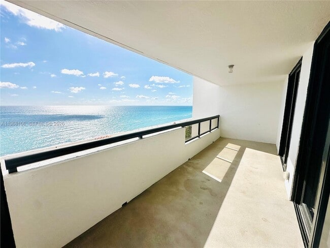 Building Photo - 2555 Collins Ave