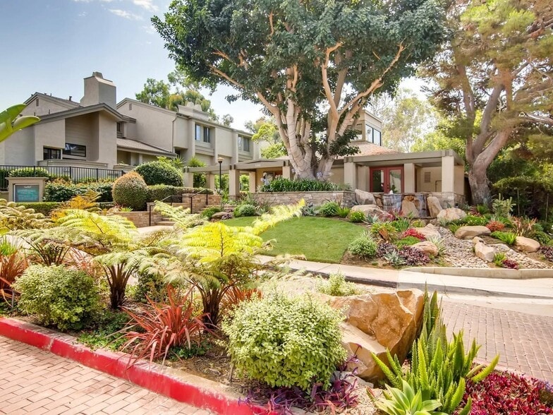 Building Photo - 3275 Caminito Eastbluff