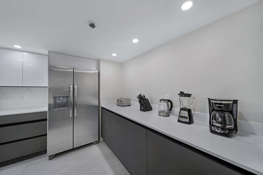 Building Photo - 1717 N Bayshore Dr