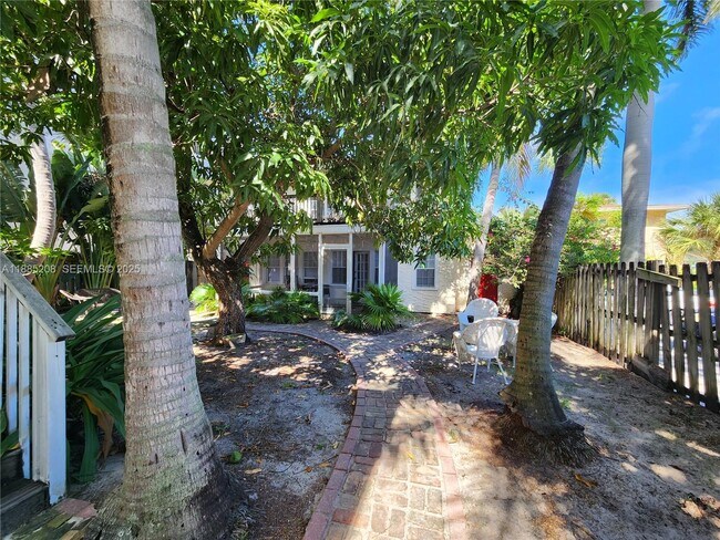 Building Photo - 315 Eucalyptus St