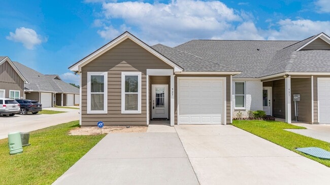 Building Photo - 3 Bedroom Townhomes Off Burbank