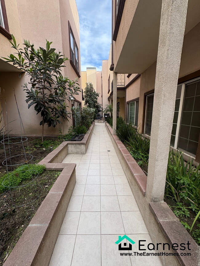 Building Photo - Luxury 4-Bedroom, 3 Bathroom Townhome in t...