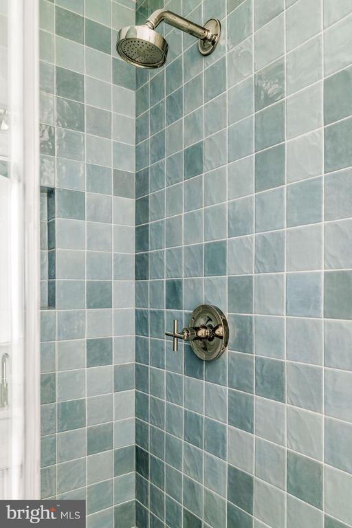 Building Photo - 2460 Ontario Rd NW