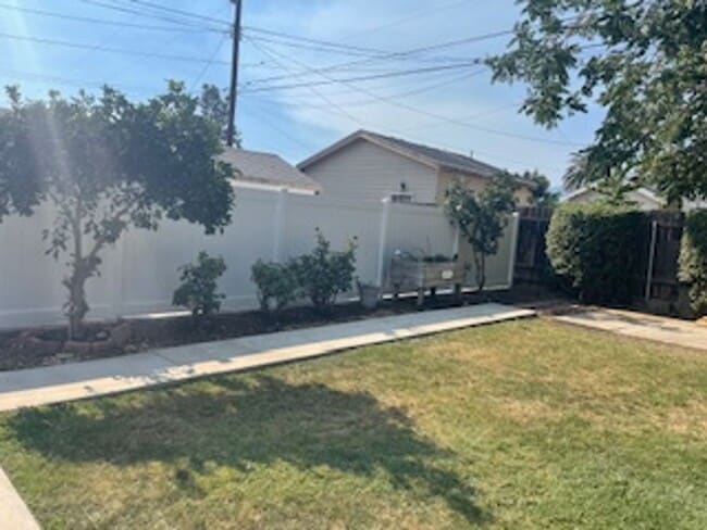 Building Photo - Beautiful 2 Bd house in Ontario