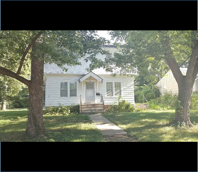 Building Photo - 1300 E 81st Ter