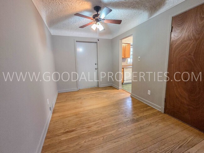 Building Photo - 3 bedroom brick home in the Waveland park area