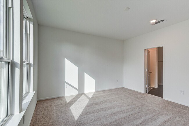 Building Photo - 25821 Hedgerow Dr