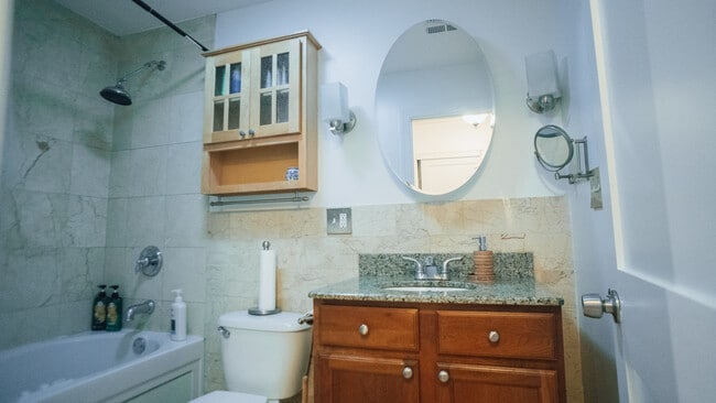 Bathroom with jacuzzi bath and marble finish - 6709 N Lakewood Ave
