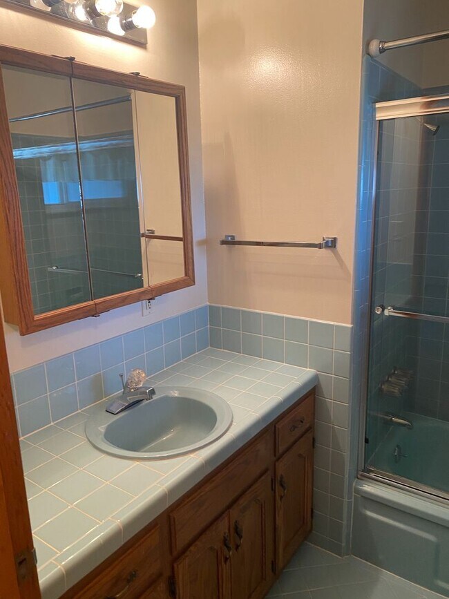 Building Photo - Immaculate shape 3 bedroom 2.5 bath home in San Leandro