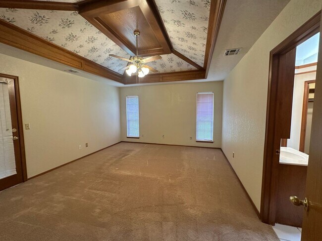 Building Photo - 4 Bed, 2.5 Bath Brick home with 2 car garage