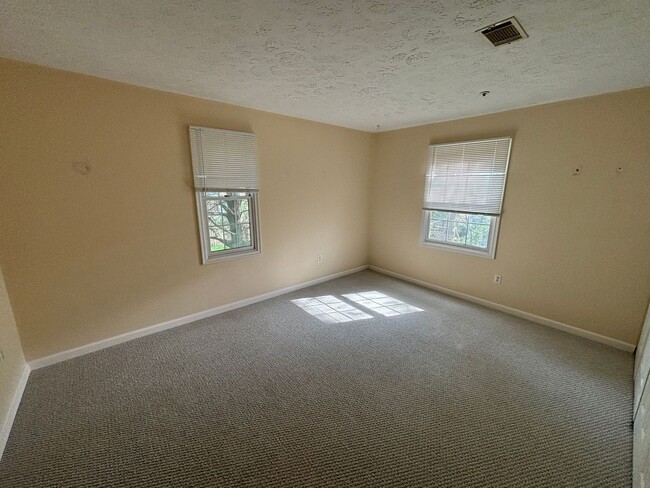 Building Photo - Updated - 2BD/2BA on 2nd floor with Balcony!