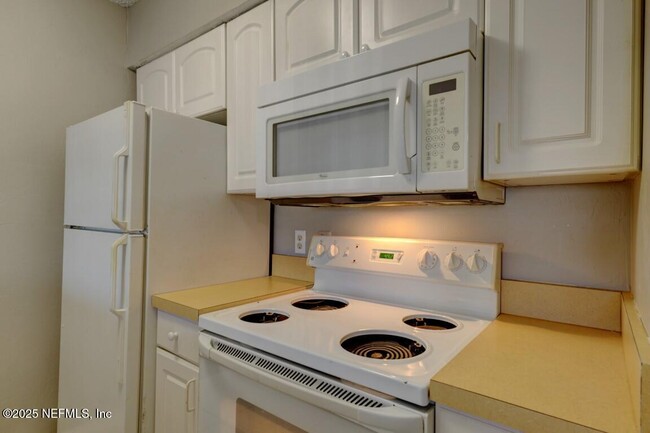 Building Photo - 400 1st St S