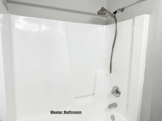 Building Photo - Just listed!