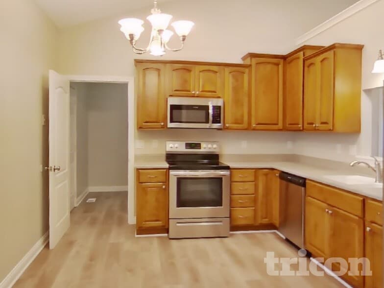 Building Photo - 4687 Bayview Dr