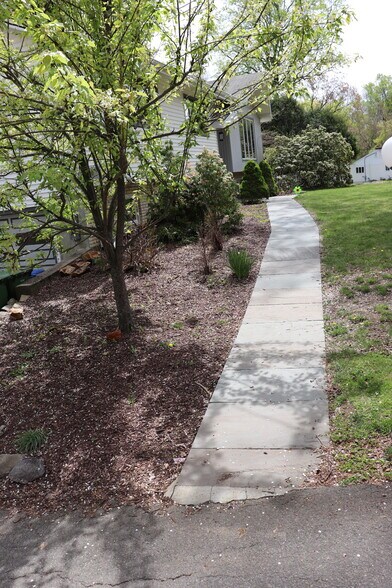 Building Photo - 442 Surrey Ln