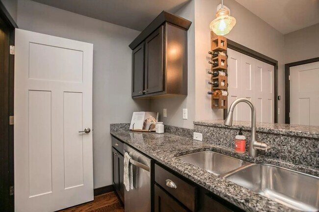 Building Photo - 1023 6th St SE