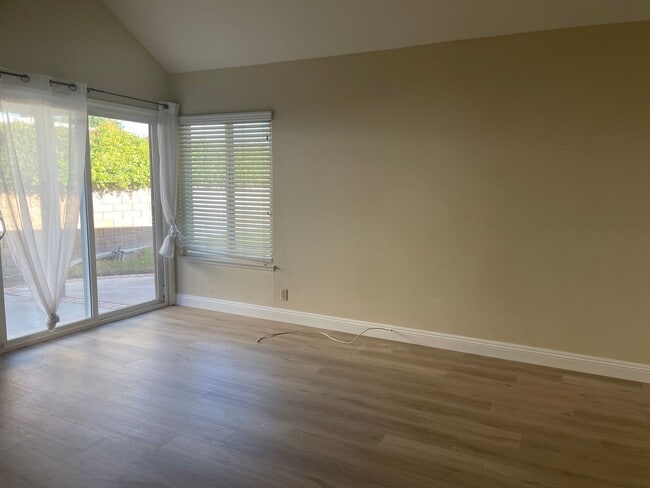 Building Photo - Gorgeous 4 Bedroom 2 Bathroom Home with Lo...
