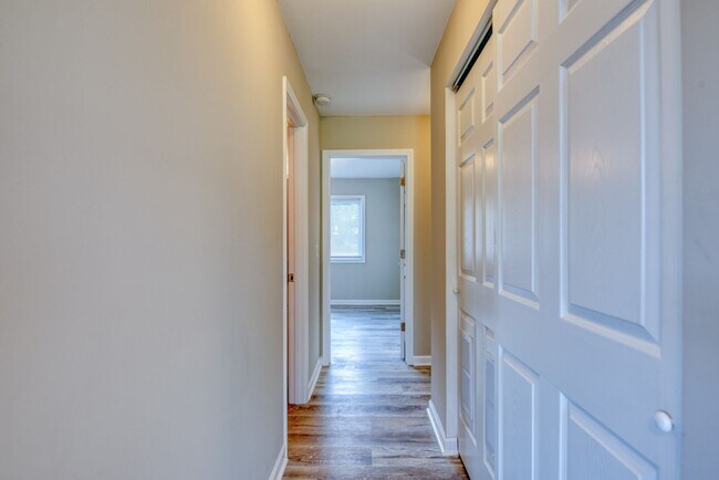Building Photo - 2 bedroom 1 bath condo - Hampstead