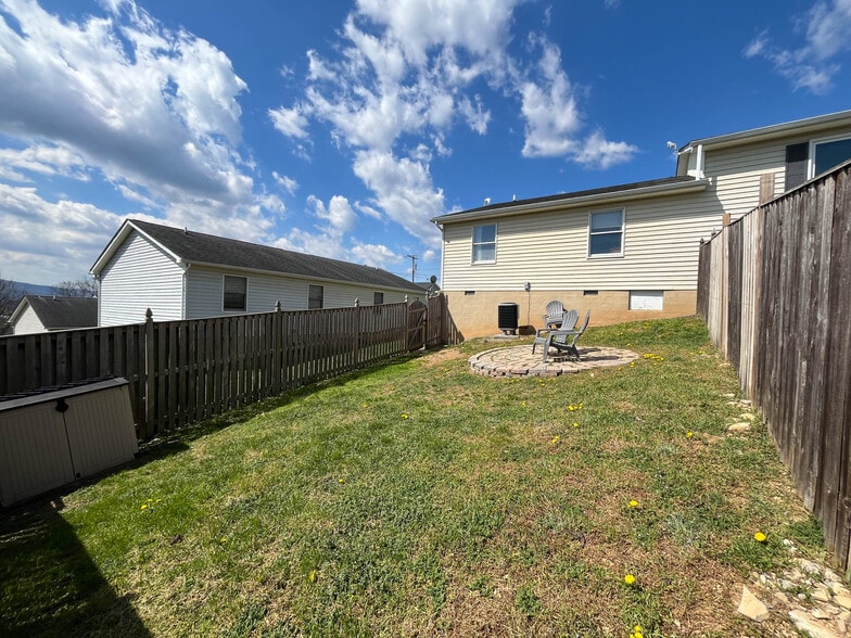 Building Photo - 440 Pleasant View Dr