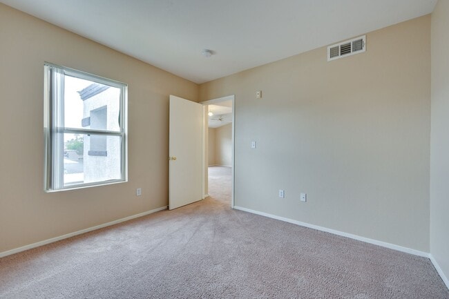 Building Photo - SW!! 2 Bedroom 2 Bath 2nd floor Condo!!! O...