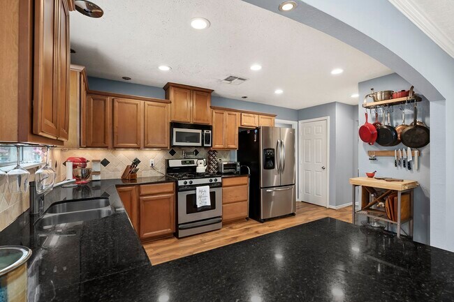 Building Photo - 1034 Nashua St