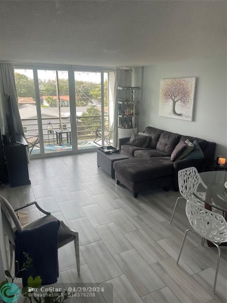 Building Photo - 111 Royal Pk Dr