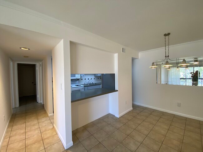 Building Photo - 710 N Village Dr