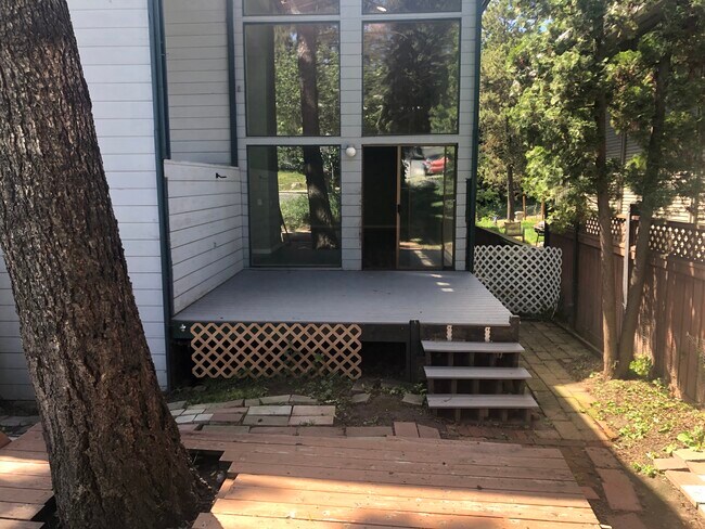 Building Photo - 1007 NW Bryant St