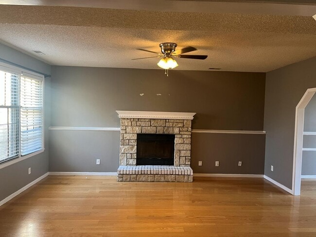 Building Photo - 3 bed 2.5 bath townhome off Bob Billings!