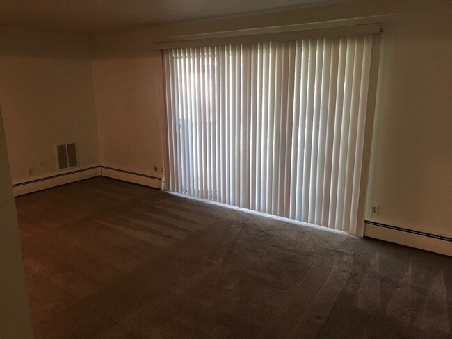 Building Photo - Updated 2 Bedroom Condo in Ann Arbor