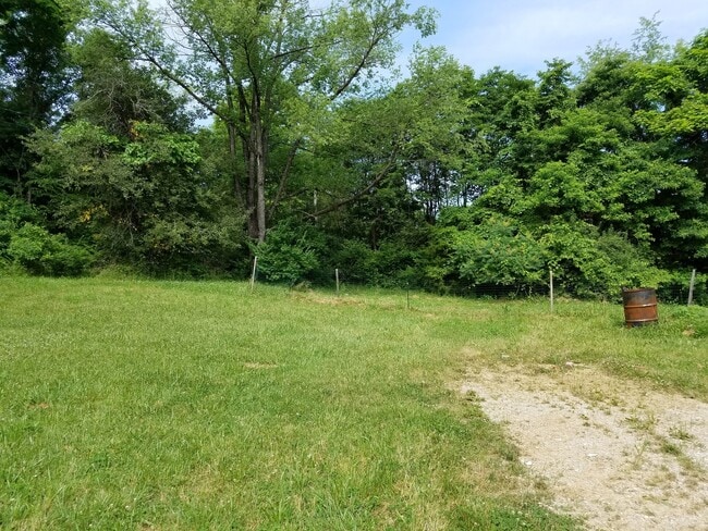 Building Photo - ***2 bedroom, 1 bath house Available July 2026!***