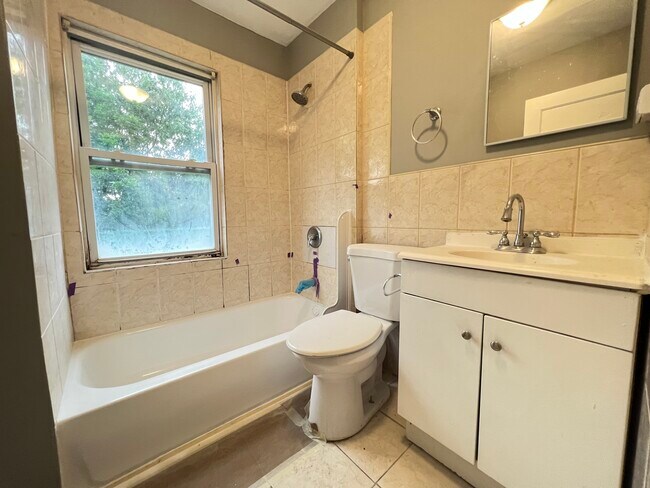 Building Photo - 35 Schuyler Ave