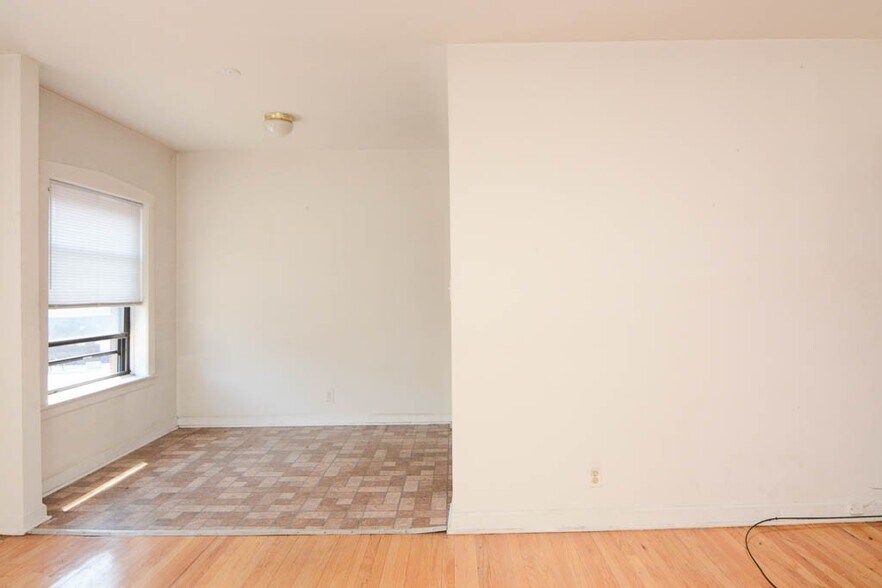 Building Photo - 2249 W Wilson Ave
