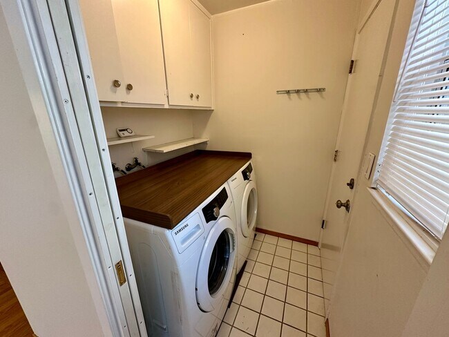 Building Photo - Convenient and Private Townhome