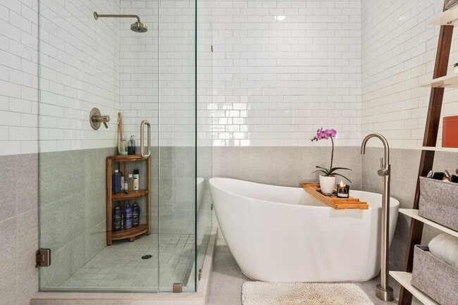 Building Photo - Modern Chic 2 bedroom at M2i