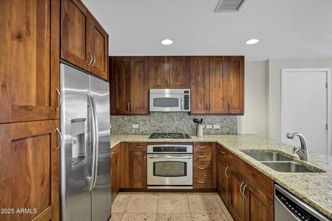 Building Photo - 7141 E Rancho Vista Dr