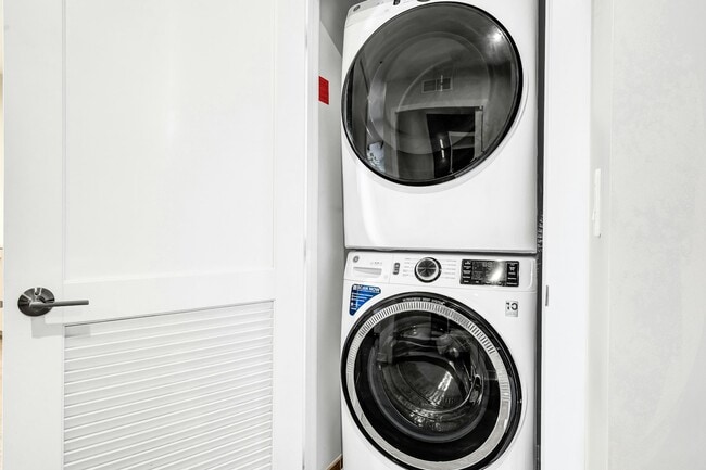 Building Photo - 701 Swann Ave