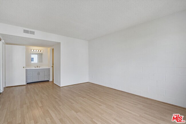 Building Photo - 10966 Rochester Ave