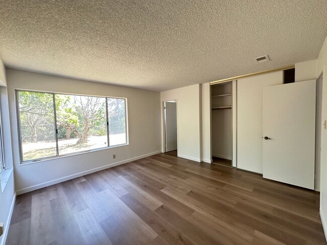 Building Photo - Benicia House in a Desired Location