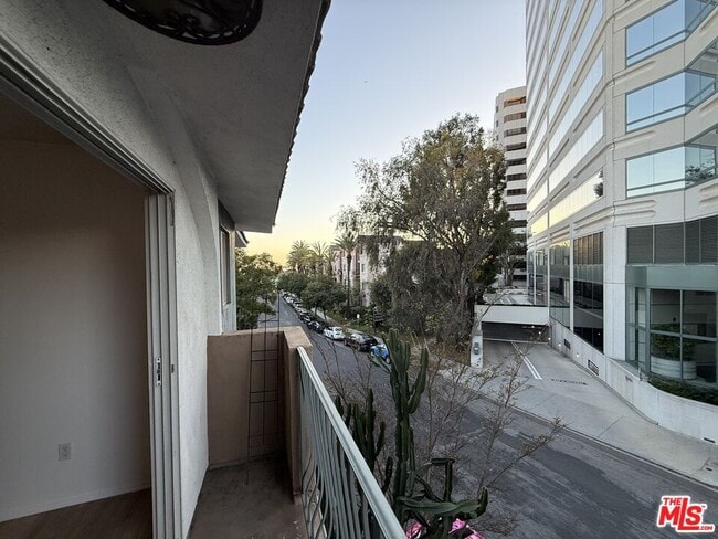 Building Photo - 1218 McClellan Dr