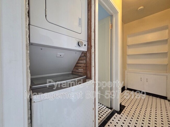 Building Photo - 825-827 E 620 N