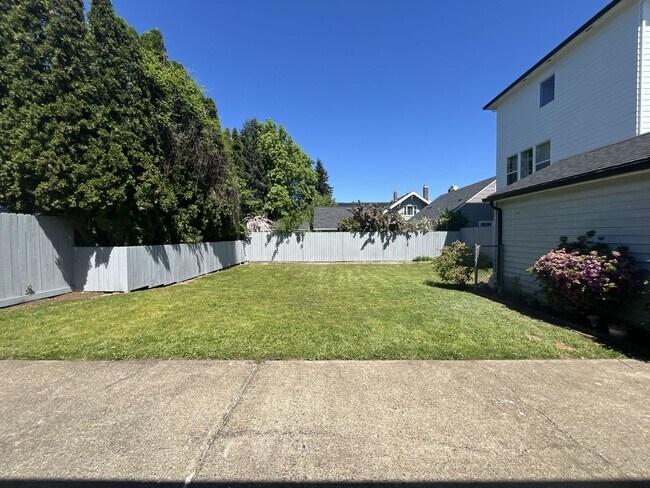 Building Photo - Bright and Welcoming Home with Modern Kitchen, Expansive Backyard & Flexible Living Space
