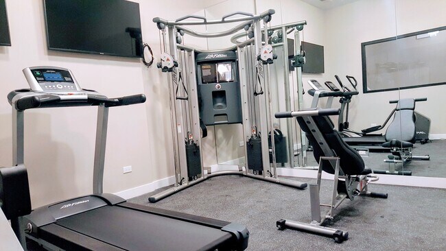 Building Photo - New Micro Studio in Lincoln Park