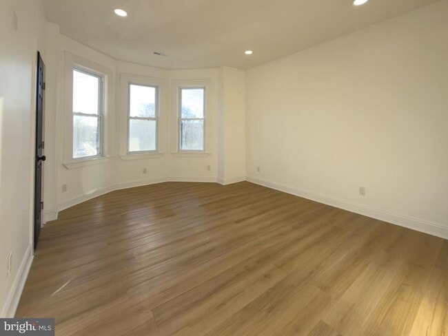 Building Photo - 5237 Greenway Ave